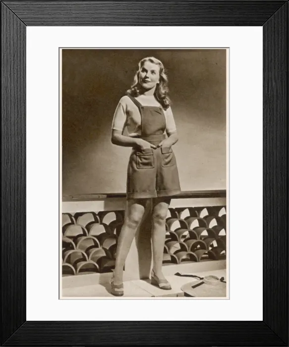 Framed Print : British Fashions in 1946 Framed Print : British Fashions in 1946