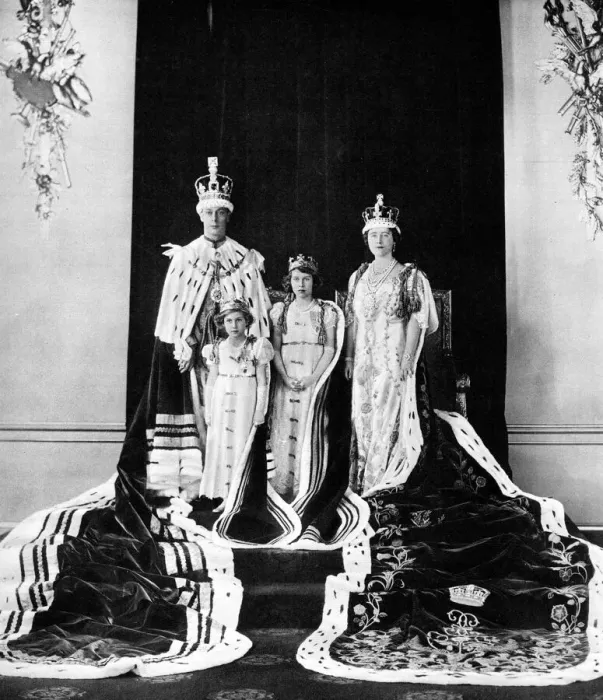 Framed Print : 1937 Coronation: the Royal Family in their robes Framed Print : 1937 Coronation: the Royal Family in their robes