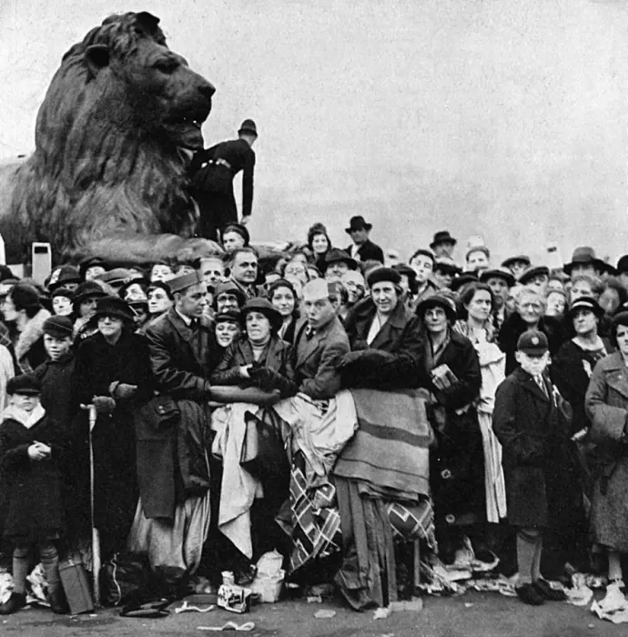 Framed Print : 1937 Coronation - spectators climbing on Victoria memorial Framed Print : 1937 Coronation - spectators climbing on Victoria memorial