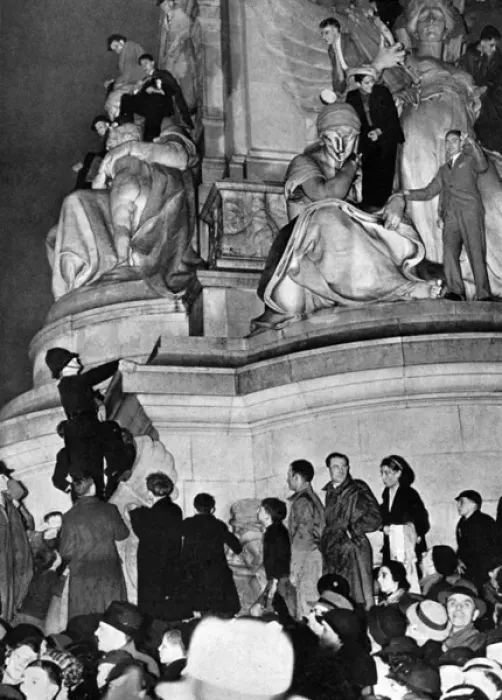 Framed Print : 1937 Coronation - spectators in Trafalgar Square