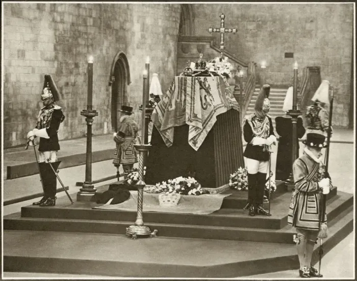 Framed Print : Over 5000 people an hour passed through Westminster Hall to pay their tributes to Framed Print : Over 5000 people an hour passed through Westminster Hall to pay their tributes to