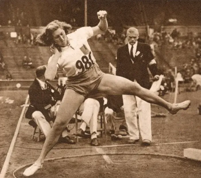 Framed Print : A. E. Panhorst-Niesink putting-the-shot, 1948 Olympics
