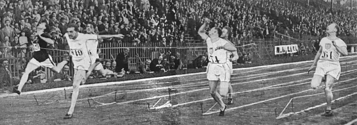 Framed Print : Abrahams wins the 100m final, 1924 Paris Olympics