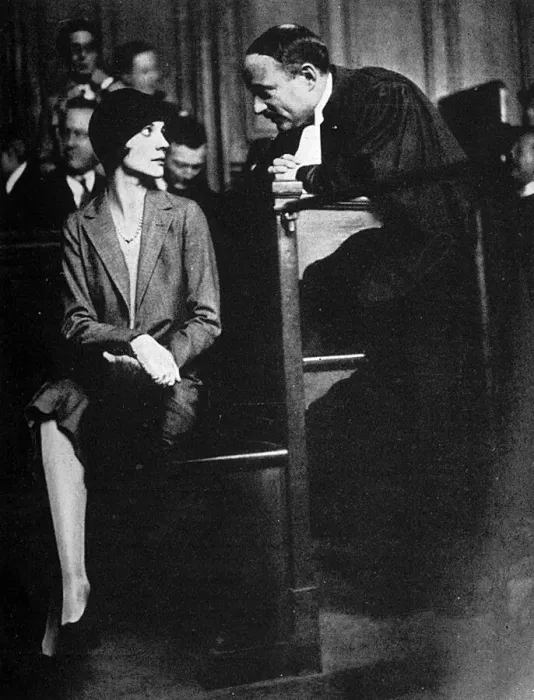 Framed Print : Alice de Janze in court after shooting Raymond de Trafford