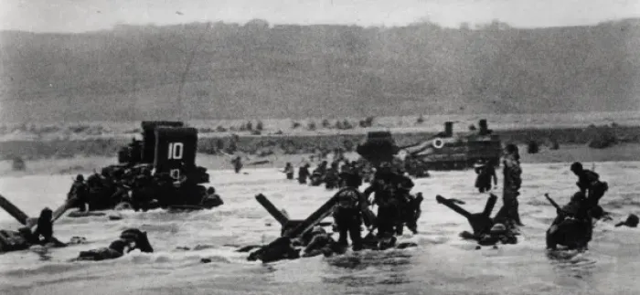 Framed Print : American Troops landing on D-Day; Second World War, 1944 Framed Print : American Troops landing on D-Day; Second World War, 1944