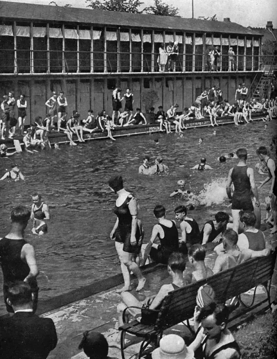 Framed Print : Bathers at the Open Air Baths in Chiswick