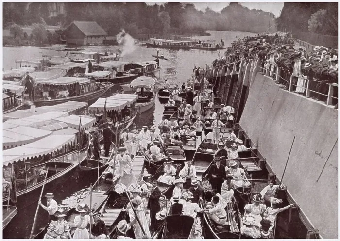 Framed Print : At Boulter's Lock, Maidenhead. Date: 1913 Framed Print : At Boulter's Lock, Maidenhead. Date: 1913