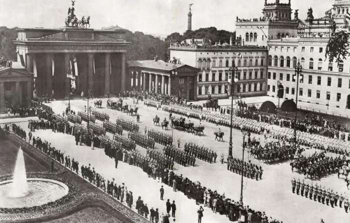 Framed Print : Brandenburg gate procession: Berlin royal wedding 1913
