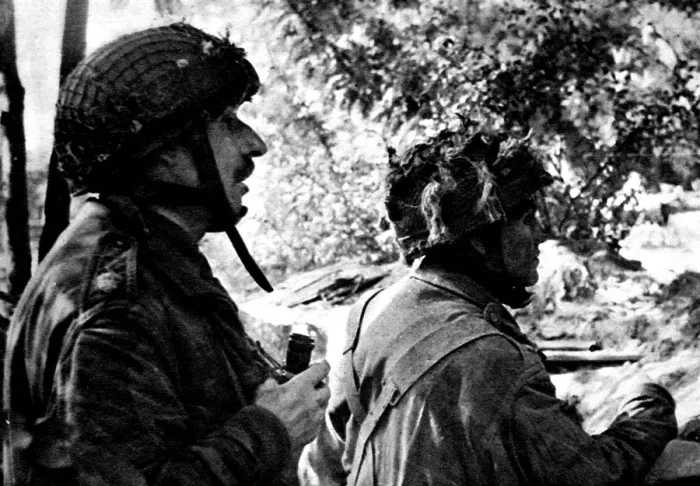 Framed Print : British Major and Lieutenant, near Arnhem; Second World War Framed Print : British Major and Lieutenant, near Arnhem; Second World War