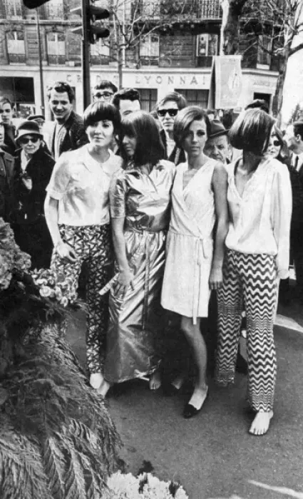 Framed Print : British models bring the London look to Paris, 1966 Framed Print : British models bring the London look to Paris, 1966