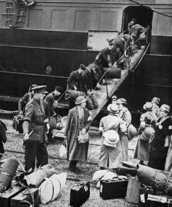 Framed Print : British nurses and airmen land in France, 1939