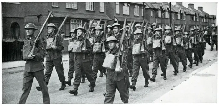 Framed Print : British soldiers marching in Britain, September 1939 Framed Print : British soldiers marching in Britain, September 1939