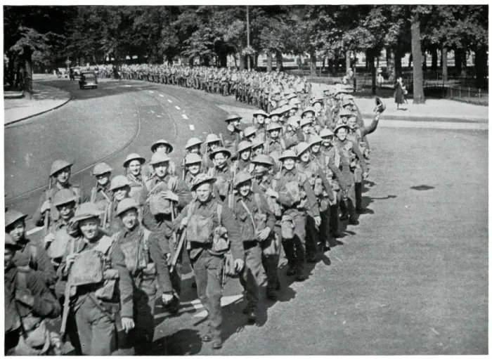 Framed Print : British soldiers marching to be taken to France, Sept 1939 Framed Print : British soldiers marching to be taken to France, Sept 1939