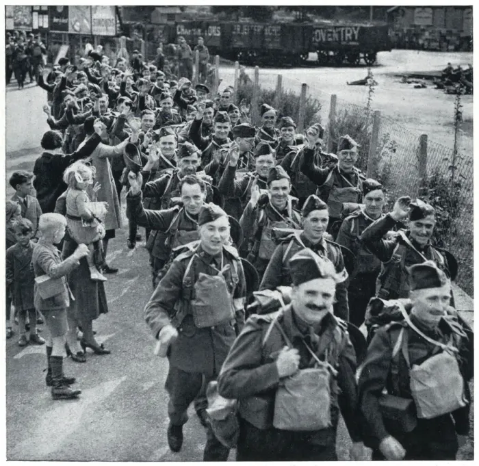 Framed Print : British soldiers smiling as they leave for France, Sept 1939 Framed Print : British soldiers smiling as they leave for France, Sept 1939
