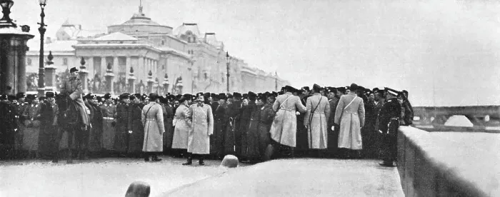 Framed Print : The cordon of troops at the Winter Palace on Red Sunday Framed Print : The cordon of troops at the Winter Palace on Red Sunday