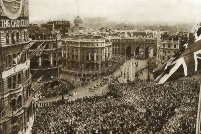 Framed Print : Coronation 1953, crowds in Trafalgar Square Framed Print : Coronation 1953, crowds in Trafalgar Square