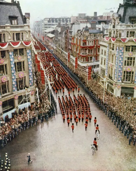 Framed Print : Coronation procession at Oxford Circus, 1953 Framed Print : Coronation procession at Oxford Circus, 1953
