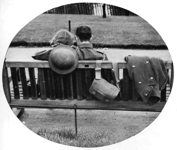Framed Print : Courting wartime couple, 1939