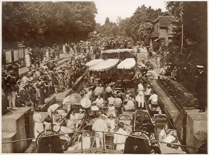 Framed Print : Crowded Boulter's Lock in Maidenhead, on Ascot Sunday. Date: June 1924 Framed Print : Crowded Boulter's Lock in Maidenhead, on Ascot Sunday. Date: June 1924