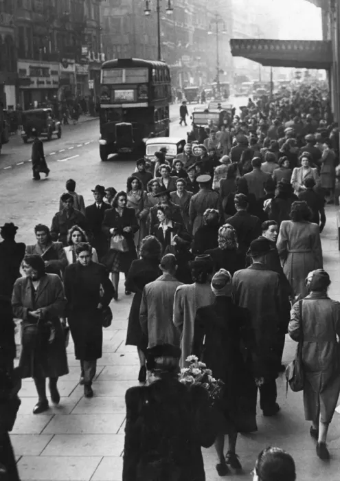 Framed Print : Crowds of Christmas shoppers, Oxford St, 1944