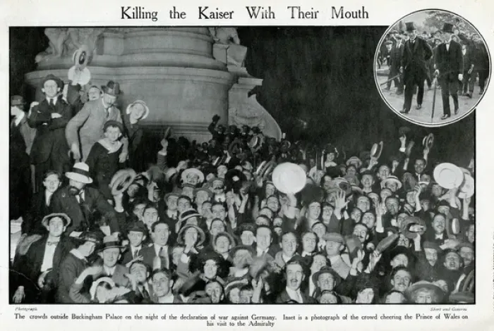 Framed Print : Crowds outside Buckingham Palace, London, WW1
