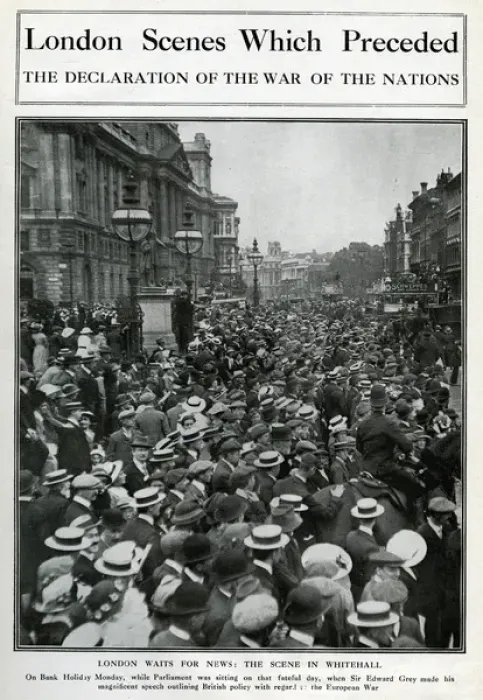 Framed Print : Crowds in Whitehall, London, waiting for news, WW1 Framed Print : Crowds in Whitehall, London, waiting for news, WW1