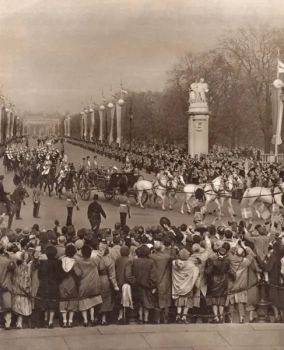 Framed Print : Danish royal visitors arriving at Buckingham Palace