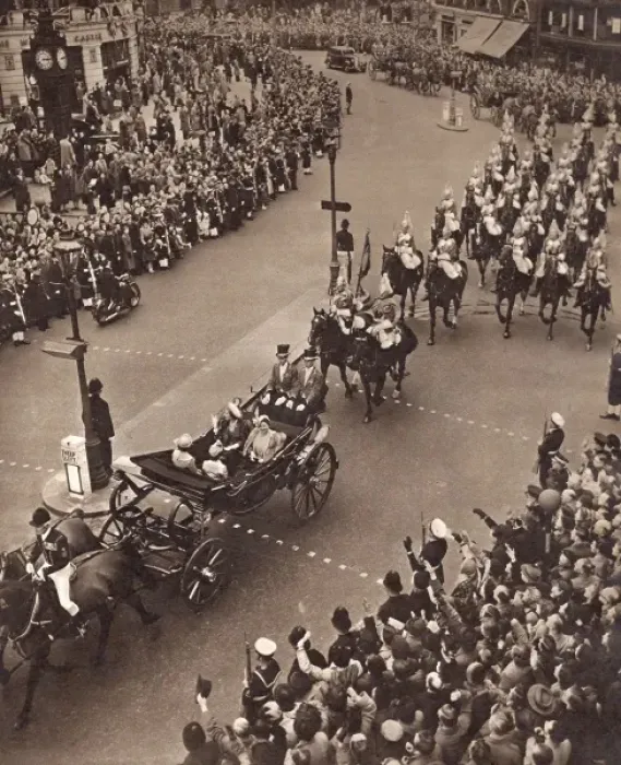 Framed Print : Danish royal visitors leaving Victoria Station Framed Print : Danish royal visitors leaving Victoria Station