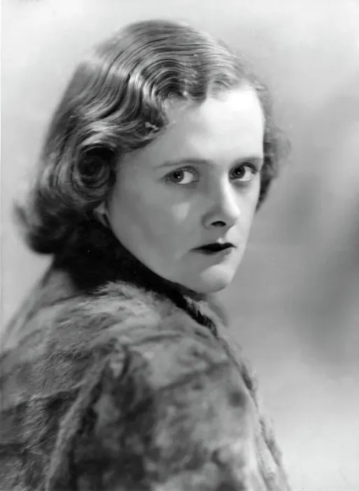 Framed Print : Daphne Du Maurier Framed Print : Daphne Du Maurier