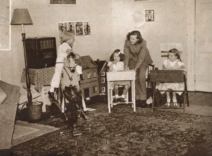 Framed Print : Daphne du Maurier and children at Menabilly, 1944
