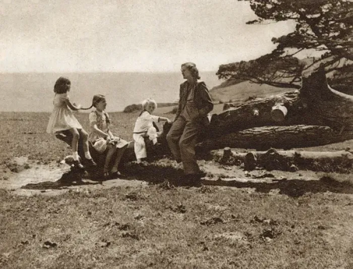 Framed Print : Daphne du Maurier and children at Menabilly, 1944