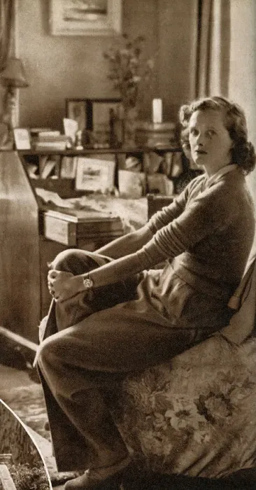 Framed Print : Daphne du Maurier at their Cornish home, Menabilly, 1945 Framed Print : Daphne du Maurier at their Cornish home, Menabilly, 1945