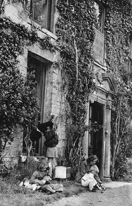 Framed Print : Daphne du Maurier and family at their Cornish home Framed Print : Daphne du Maurier and family at their Cornish home