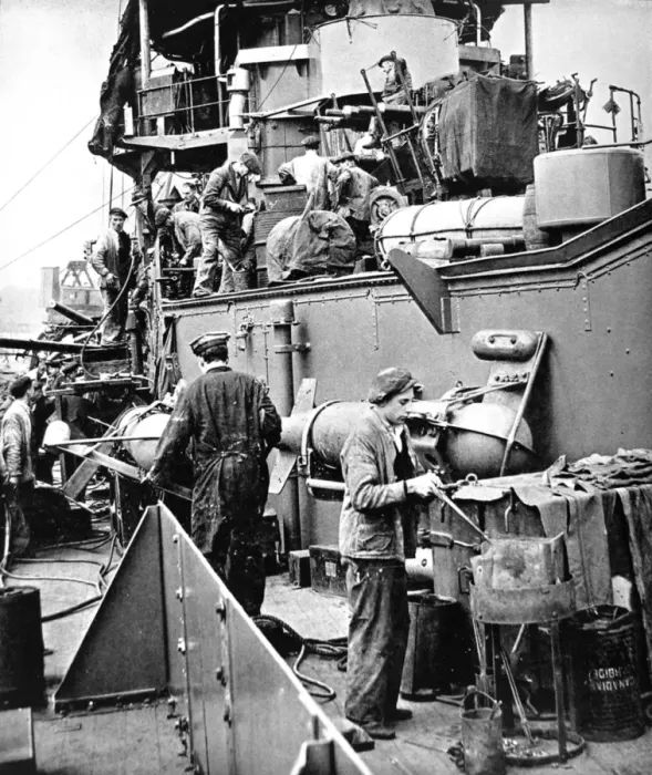 Framed Print : Dockyard Workers on board HMS Coventry, Second World War Framed Print : Dockyard Workers on board HMS Coventry, Second World War