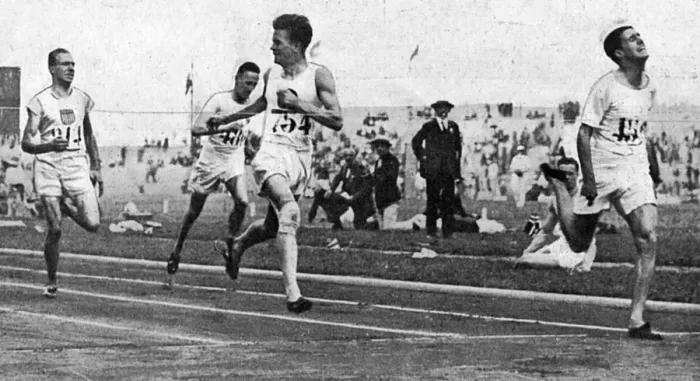 Framed Print : Douglas Lowe winning 800m Olympic final in 1924 Framed Print : Douglas Lowe winning 800m Olympic final in 1924