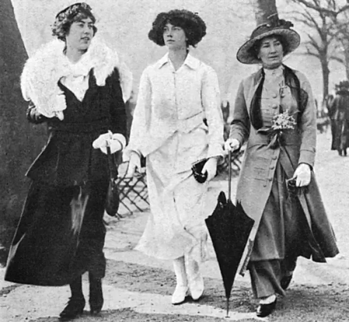 Framed Print : The Duchess of Buccleuch with daughters, 1917 Framed Print : The Duchess of Buccleuch with daughters, 1917