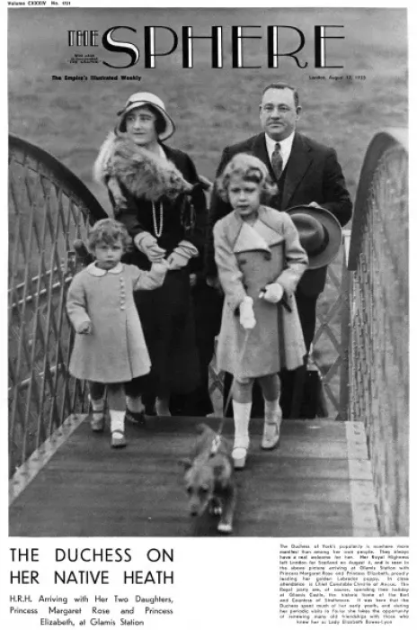 Framed Print : The Duchess of York and her daughters at Glamis Station