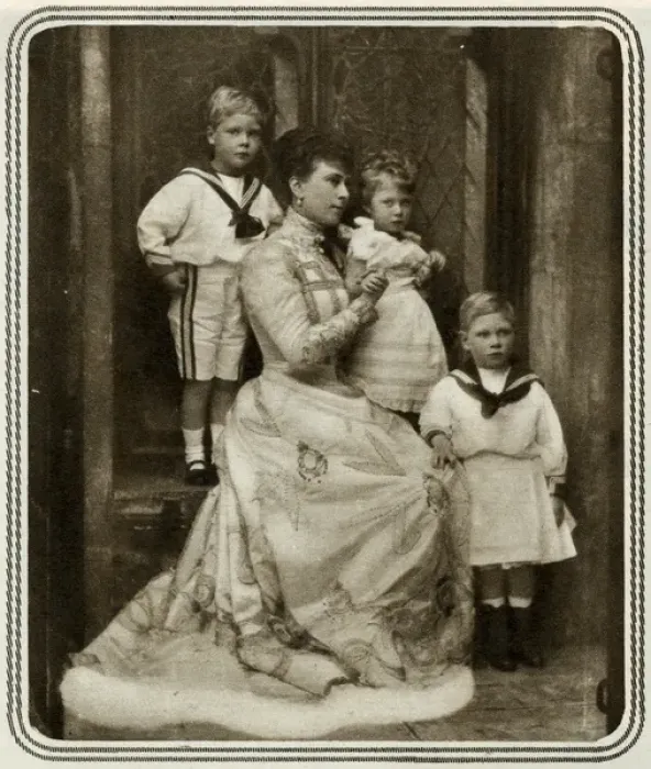 Framed Print : Duchess of York with her first three children Framed Print : Duchess of York with her first three children