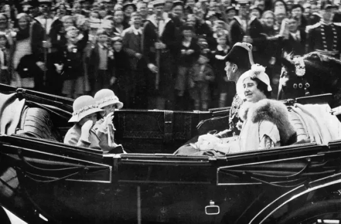 Framed Print : The Duke and Duchess of York and their daughters Framed Print : The Duke and Duchess of York and their daughters