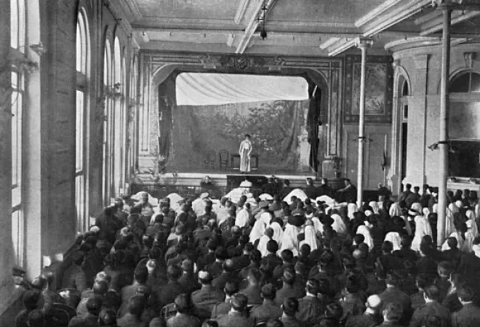 Framed Print : Ellaline Terriss entertaining soldiers at Boulogne hospital Framed Print : Ellaline Terriss entertaining soldiers at Boulogne hospital