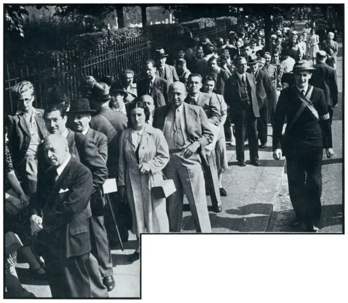 Framed Print : Enemy aliens queue to register in London, September 1939 Framed Print : Enemy aliens queue to register in London, September 1939
