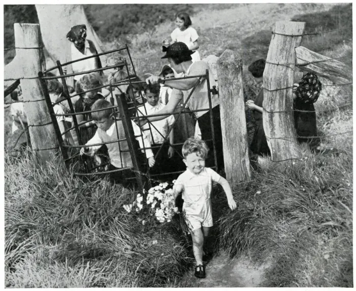Framed Print : Evacuee children walking through countryside gate, Sept 1939 Framed Print : Evacuee children walking through countryside gate, Sept 1939
