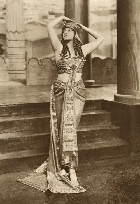 Framed Print : Evelyn Laye as Cleopatra at Dalys Theatre Framed Print : Evelyn Laye as Cleopatra at Dalys Theatre