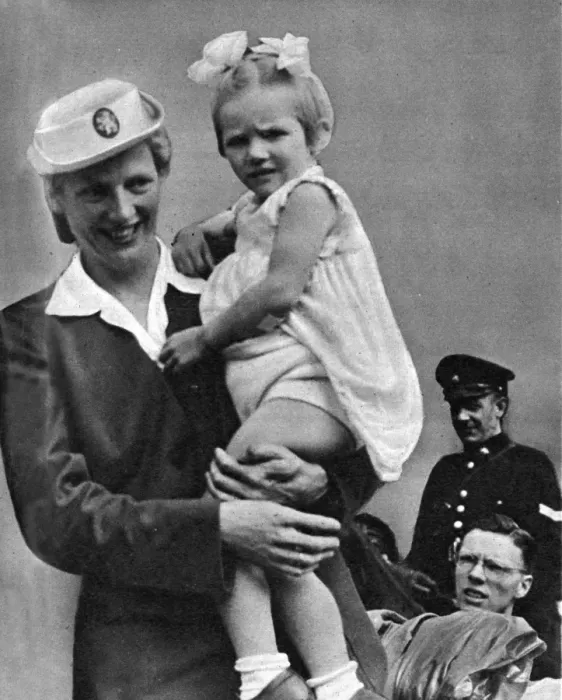 Framed Print : Fanny Blankers-Koen and her daughter Framed Print : Fanny Blankers-Koen and her daughter