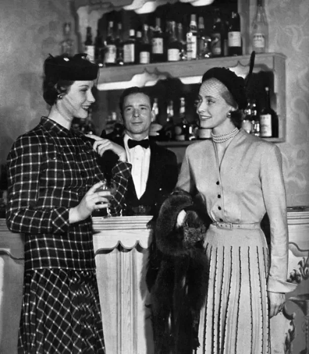 Framed Print : Fashion at Quaglinos, 1950 Framed Print : Fashion at Quaglinos, 1950