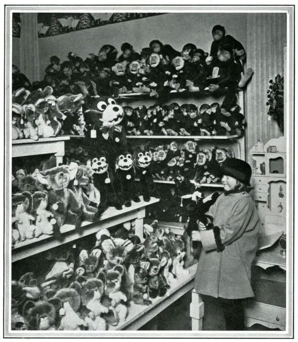 Framed Print : Felix the Cat toys on sale in a London shop, Christmas 1924