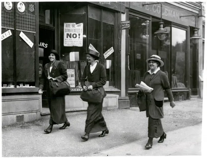 Framed Print : Female postal workers in London, c. 1915 Framed Print : Female postal workers in London, c. 1915