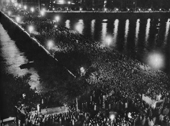 Framed Print : Fireworks and crowds, Westminster Bridge, Coronation 1953 Framed Print : Fireworks and crowds, Westminster Bridge, Coronation 1953