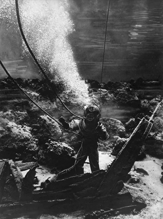 Framed Print : The first photograph of a diver at the bottom of the sea Framed Print : The first photograph of a diver at the bottom of the sea