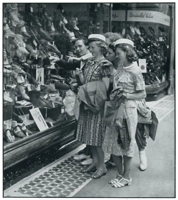 Framed Print : Foreign visitors in London, September 1939 Framed Print : Foreign visitors in London, September 1939